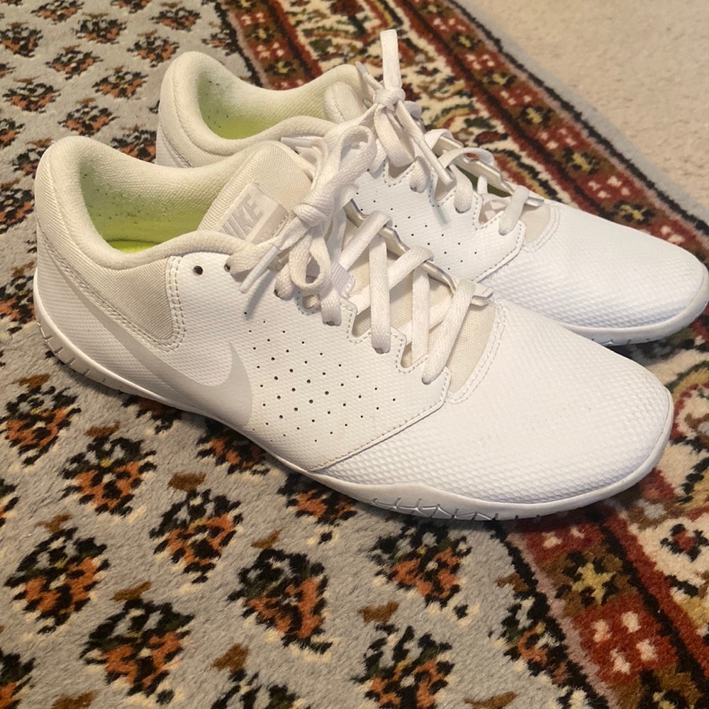 Nike cheer sideline shoes in white